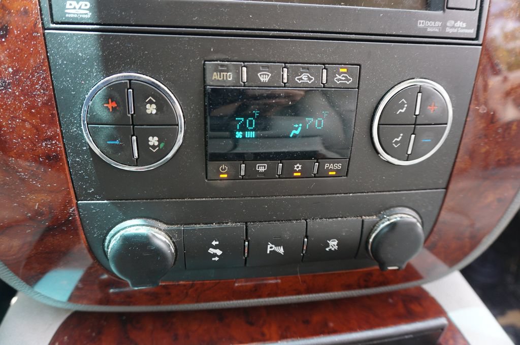 Used 2010 Chevrolet Avalanche LTZ RWD image 11