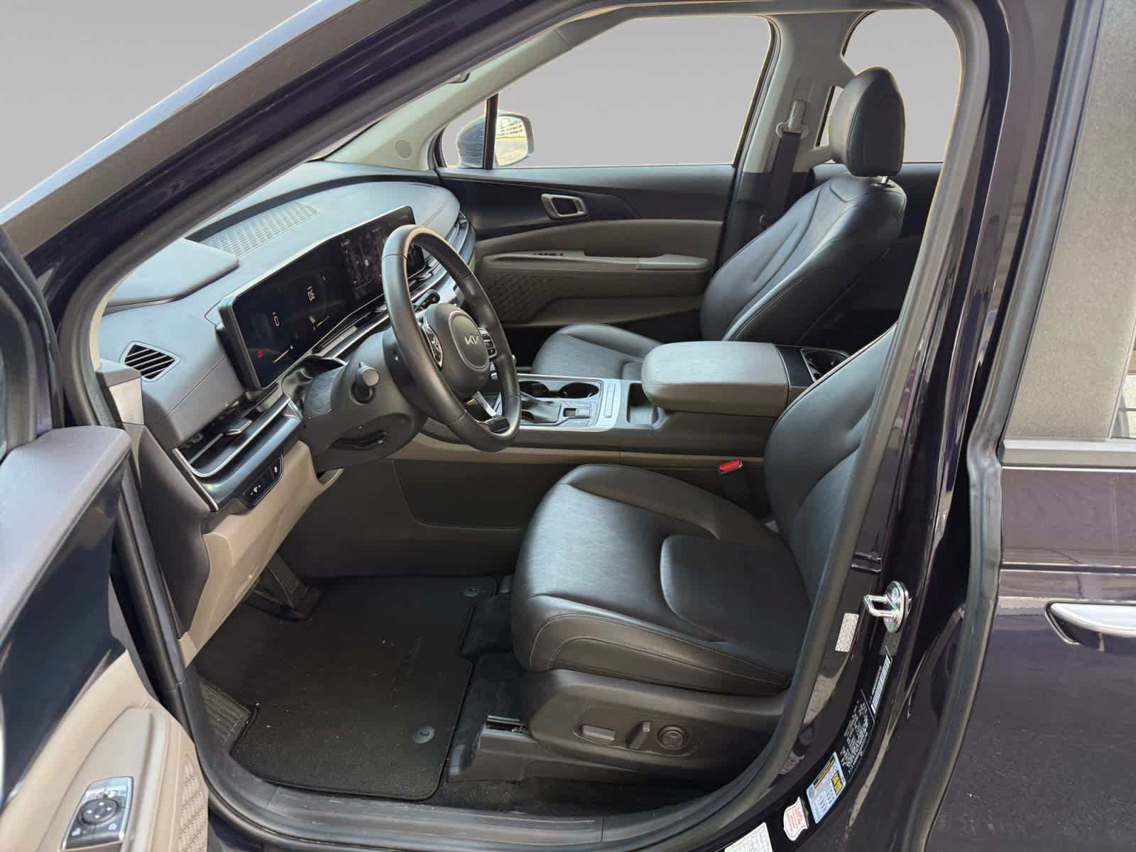 Used 2025 Kia Carnival FWD image 11