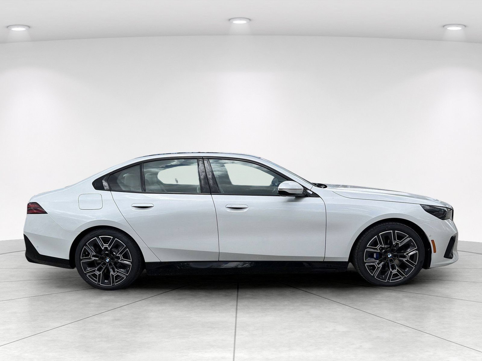 New 2027 BMW 550e xDrive AWD/4WD image 3