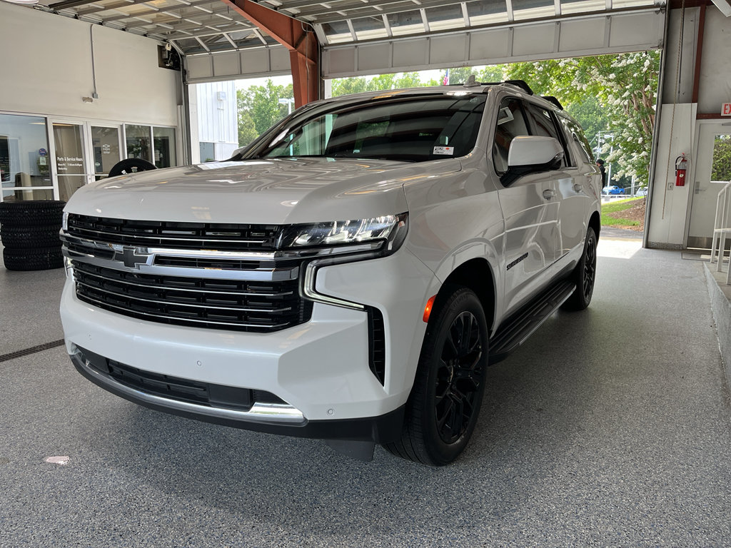 Used 2024 Chevrolet Suburban LT w/ Luxury Package RWD image 4