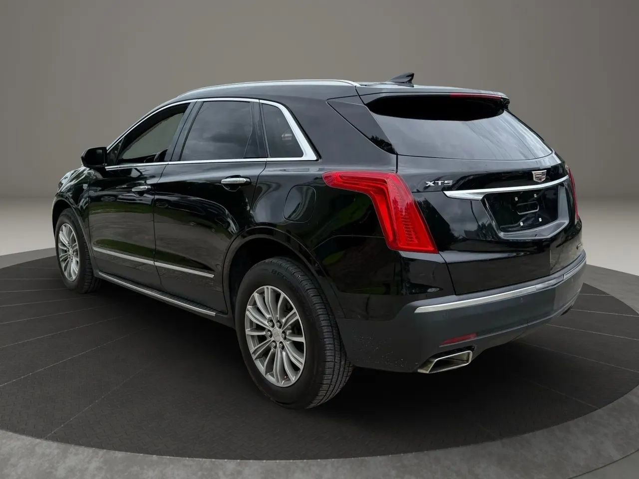 Used 2017 Cadillac XT5 Luxury w/ Driver Awareness Package FWD image 5