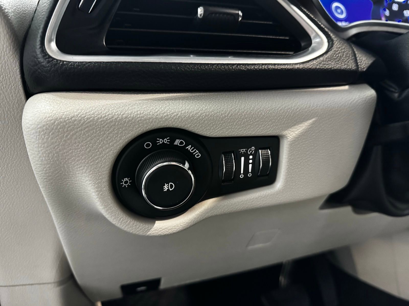 Used 2020 Chrysler Pacifica Limited image 22