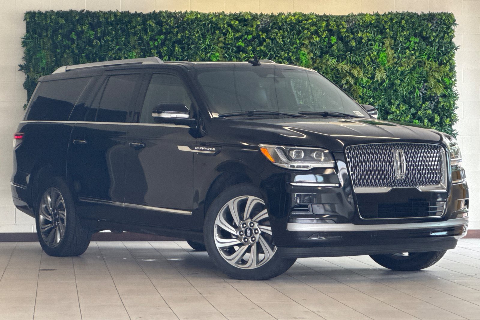 Certified 2023 Lincoln Navigator L Reserve w/ Equipment Group 201A AWD/4WD image 1