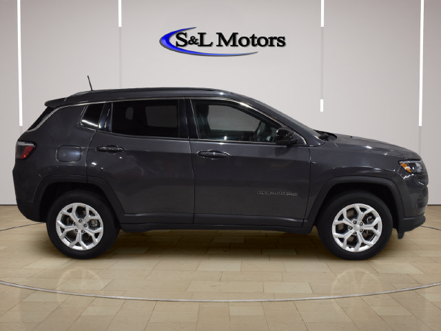 Used 2024 Jeep Compass Latitude AWD/4WD image 9