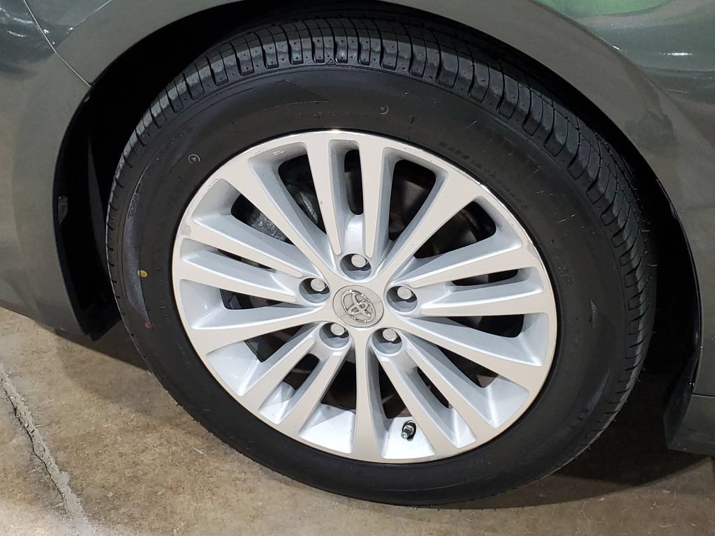 Used 2013 Toyota Avalon Limited w/ Technology Pkg FWD image 41