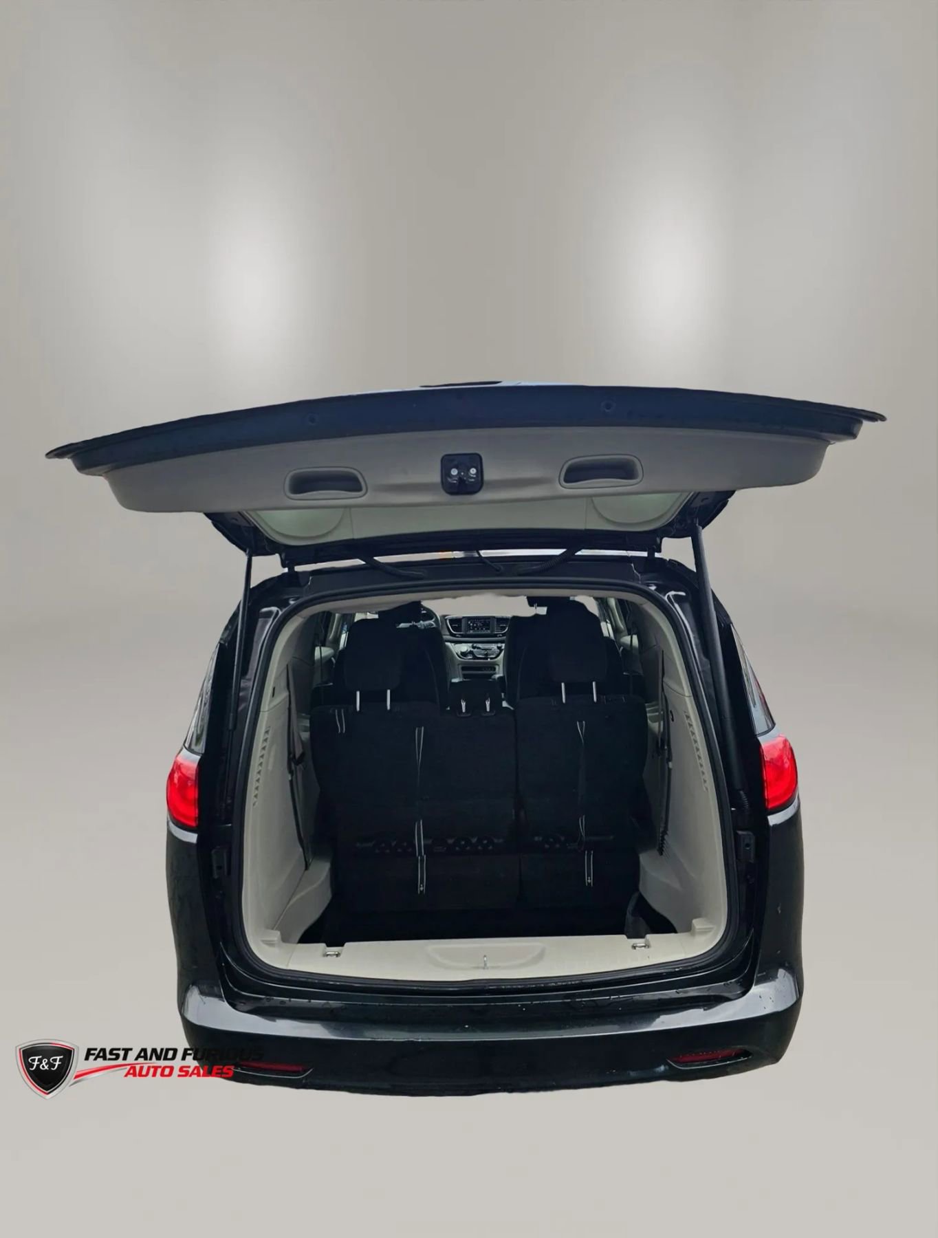 Used 2022 Chrysler Voyager LX FWD image 28