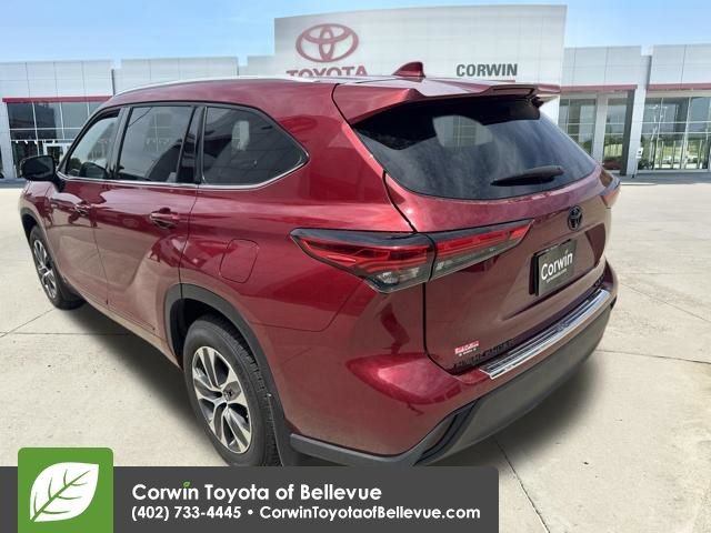 Used 2022 Toyota Highlander XLE AWD/4WD image 13