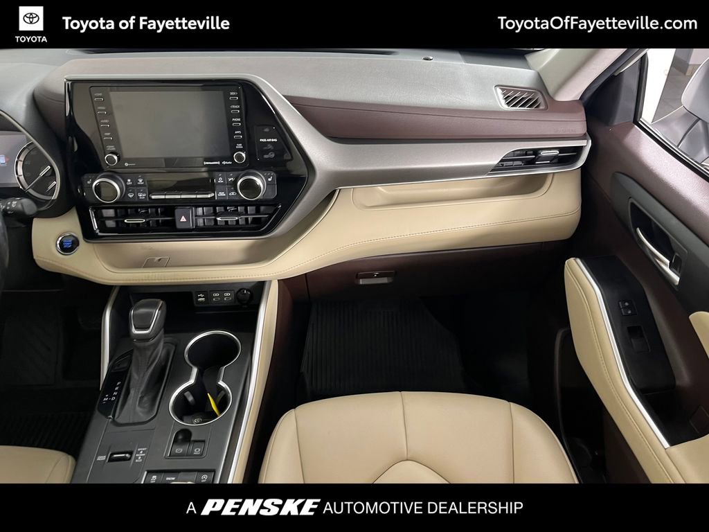 Used 2022 Toyota Highlander XLE FWD image 16