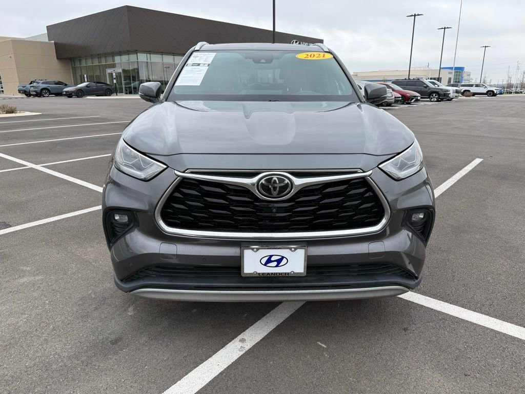 Used 2021 Toyota Highlander Platinum image 2