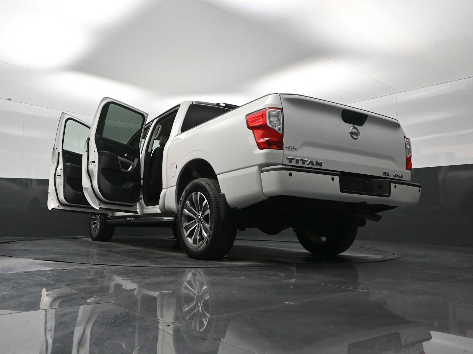 Used 2019 Nissan Titan SL image 36