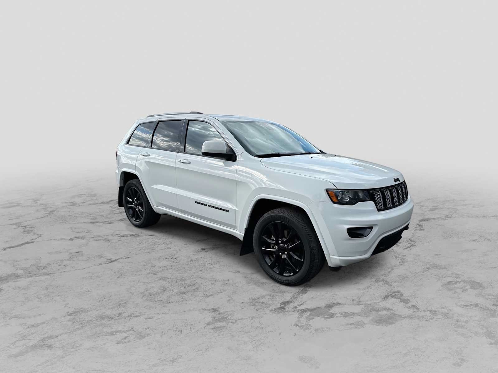 Used 2020 Jeep Grand Cherokee Altitude AWD/4WD image 2
