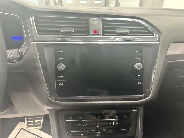 Certified 2022 Volkswagen Tiguan SE R-Line image 5