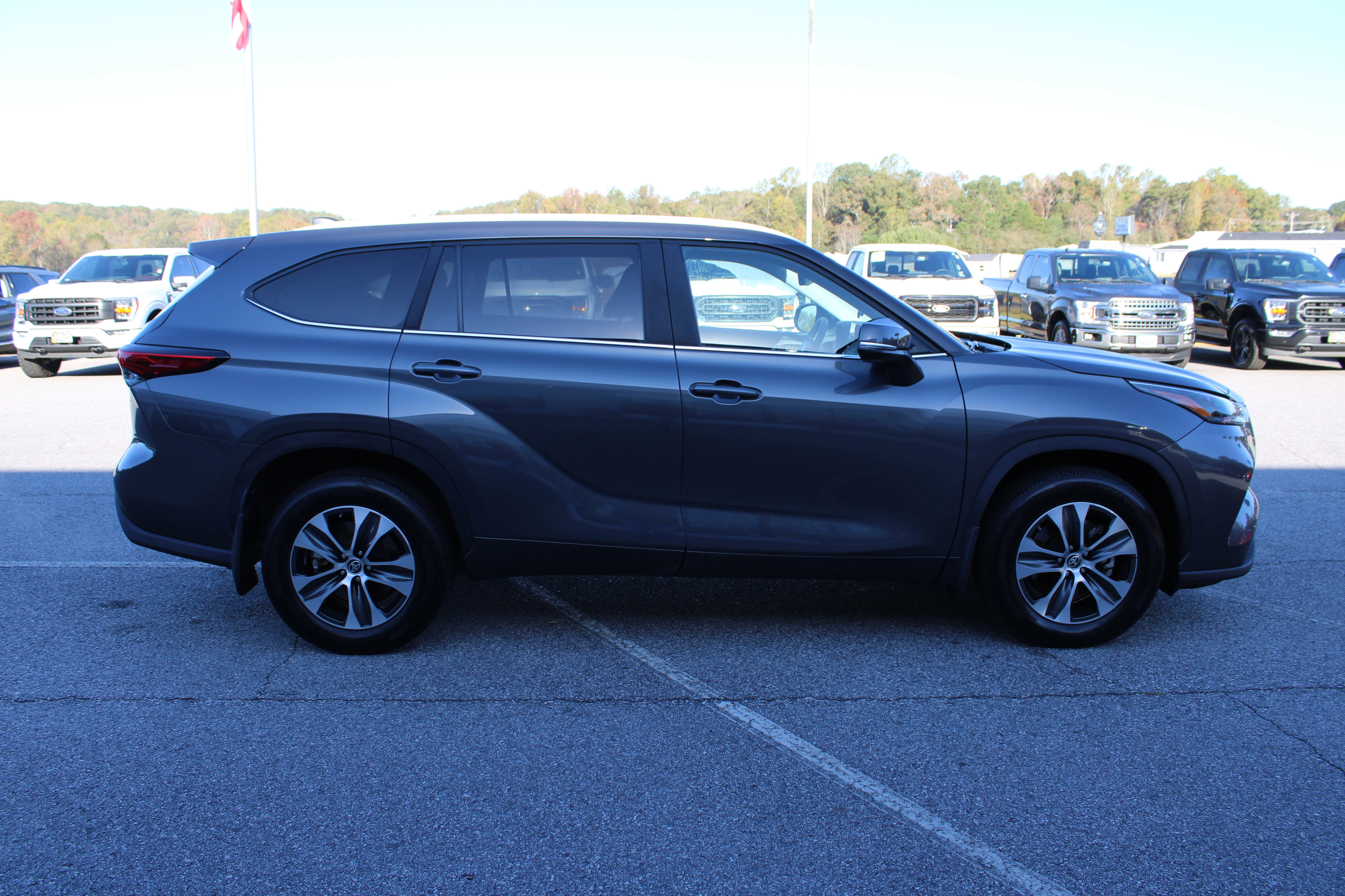 Used 2023 Toyota Highlander XLE image 4