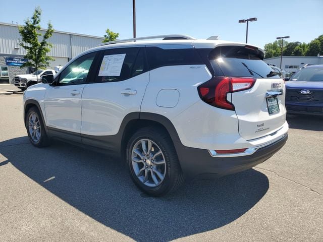 Used 2022 GMC Terrain SLT w/ Infotainment Package II FWD image 4