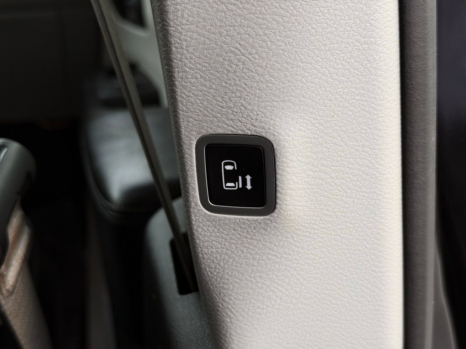 Used 2020 Chrysler Pacifica Limited FWD image 28