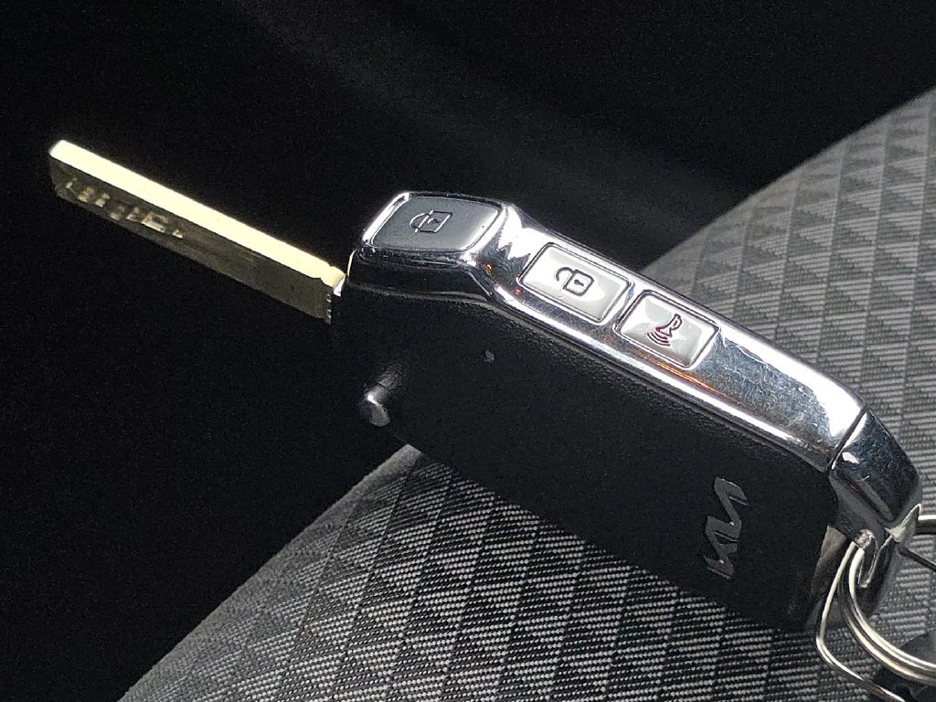 Used 2025 Kia Soul LX w/ LX Technology Package FWD image 32