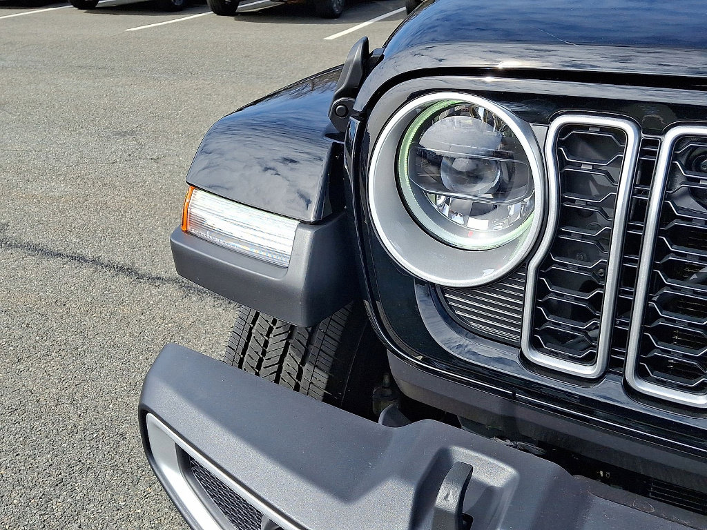 Certified 2025 Jeep Wrangler Sahara w/ Technology Group image 27