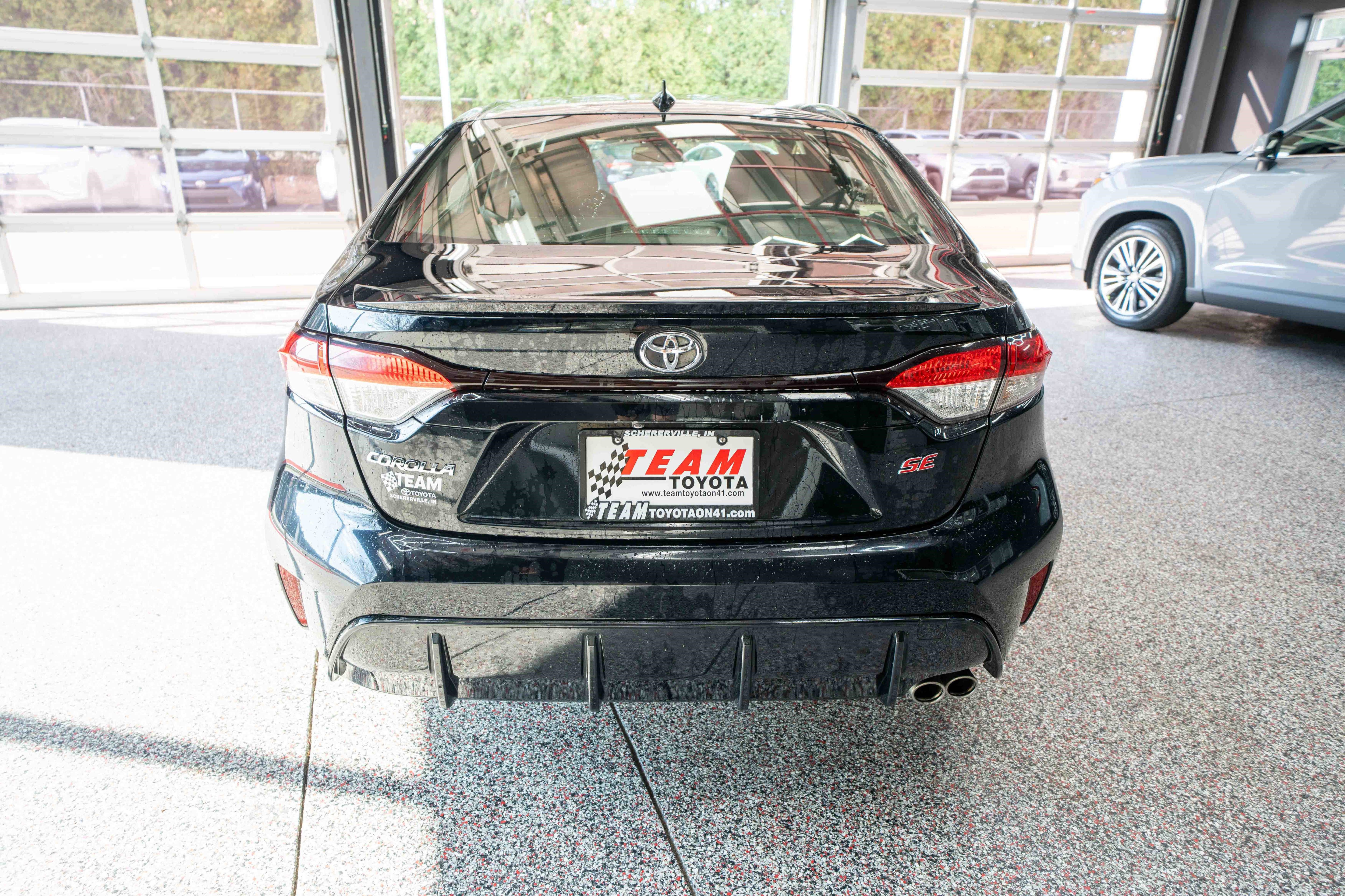 Used 2024 Toyota Corolla SE w/ SE Premium Package image 3