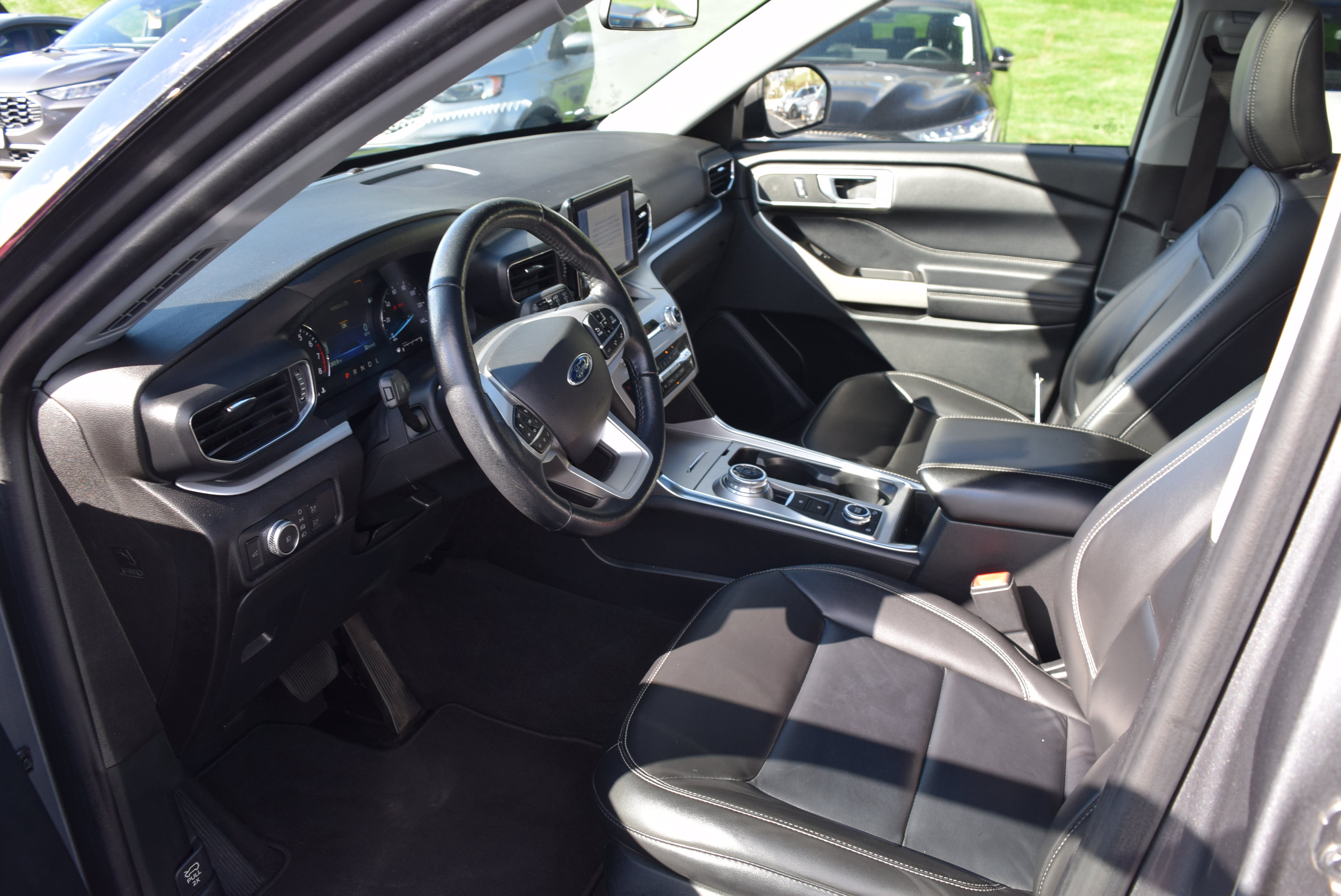 Used 2022 Ford Explorer XLT w/ Equipment Group 202A AWD/4WD image 11