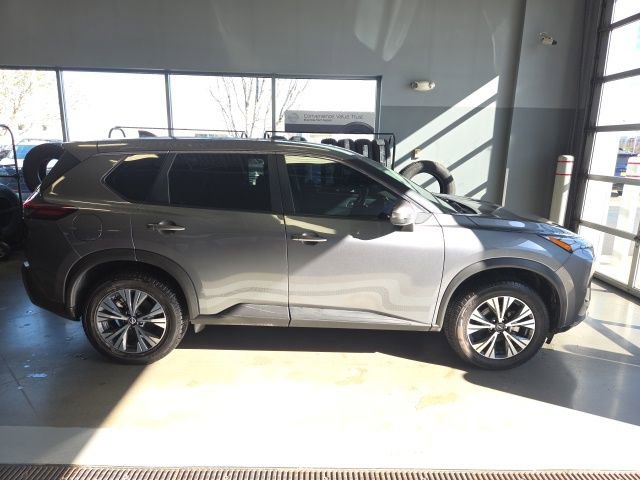 Used 2022 Nissan Rogue SV image 3