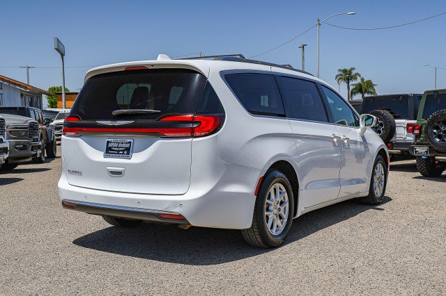 Used 2021 Chrysler Pacifica Touring-L FWD image 4