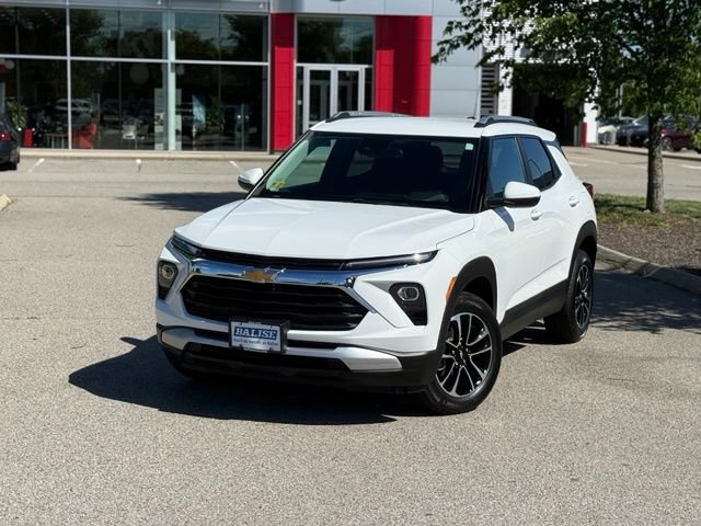 Used 2024 Chevrolet TrailBlazer LT w/ Convenience Package AWD/4WD image 2