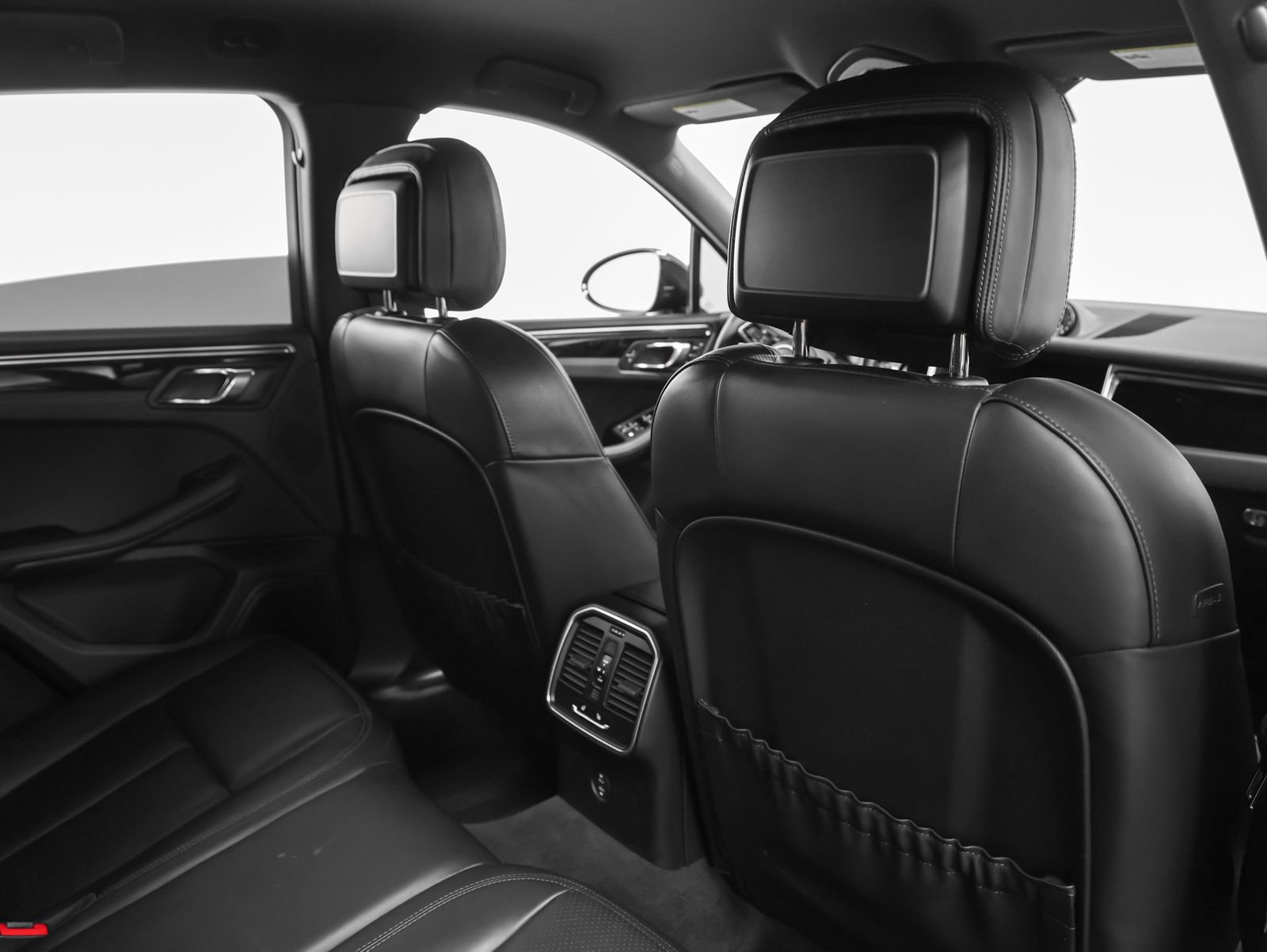 Certified 2023 Porsche Macan S image 28