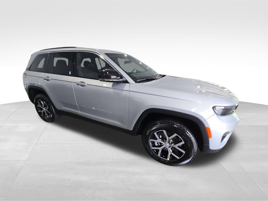Used 2025 Jeep Grand Cherokee Limited w/ Trailer Tow Package AWD/4WD image 3