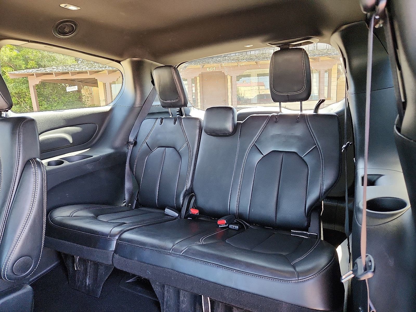 Used 2025 Chrysler Pacifica Select image 9