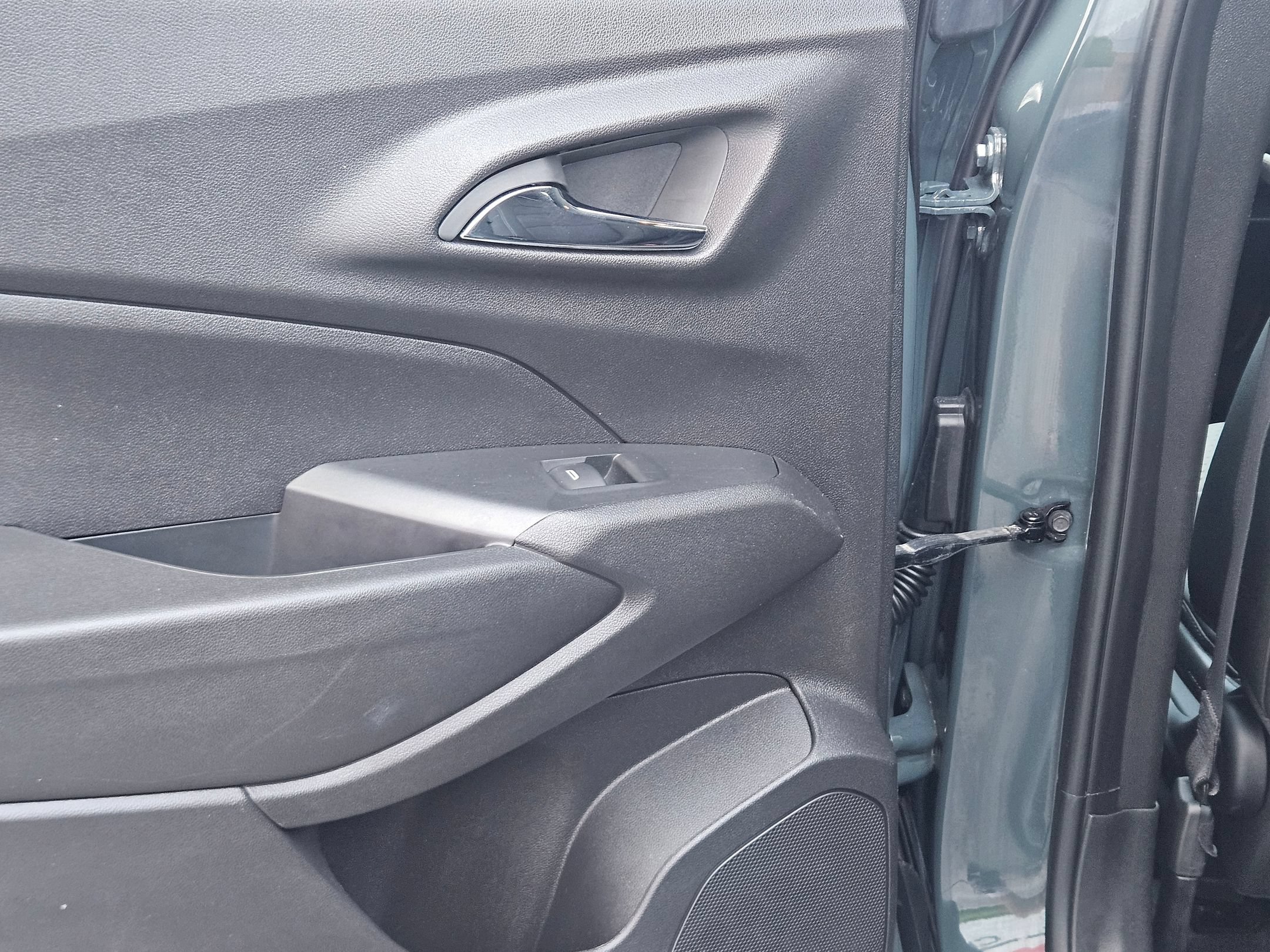 Used 2025 Chevrolet Trax LT FWD image 23