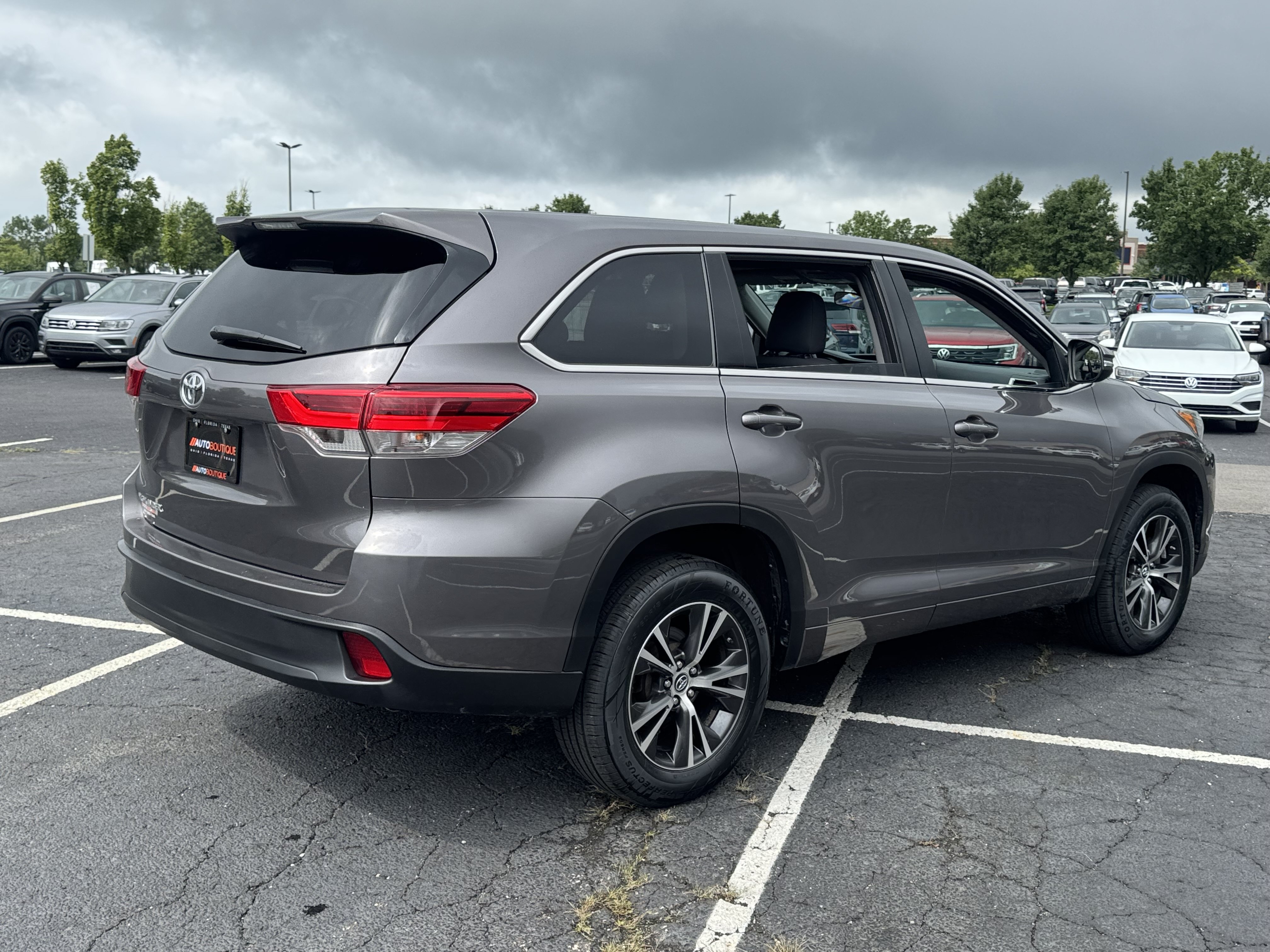 Used 2018 Toyota Highlander LE FWD image 12