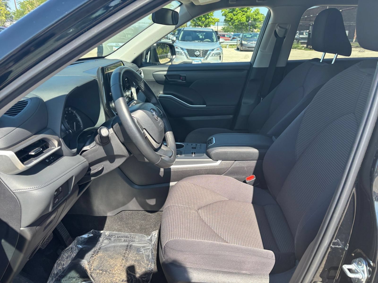 Used 2025 Toyota Highlander LE FWD image 23
