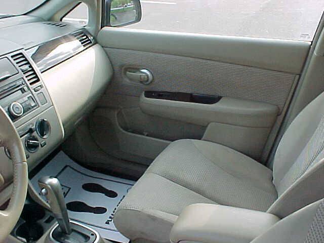 Used 2011 Nissan Versa Hatchback w/ Premium Pkg FWD image 16