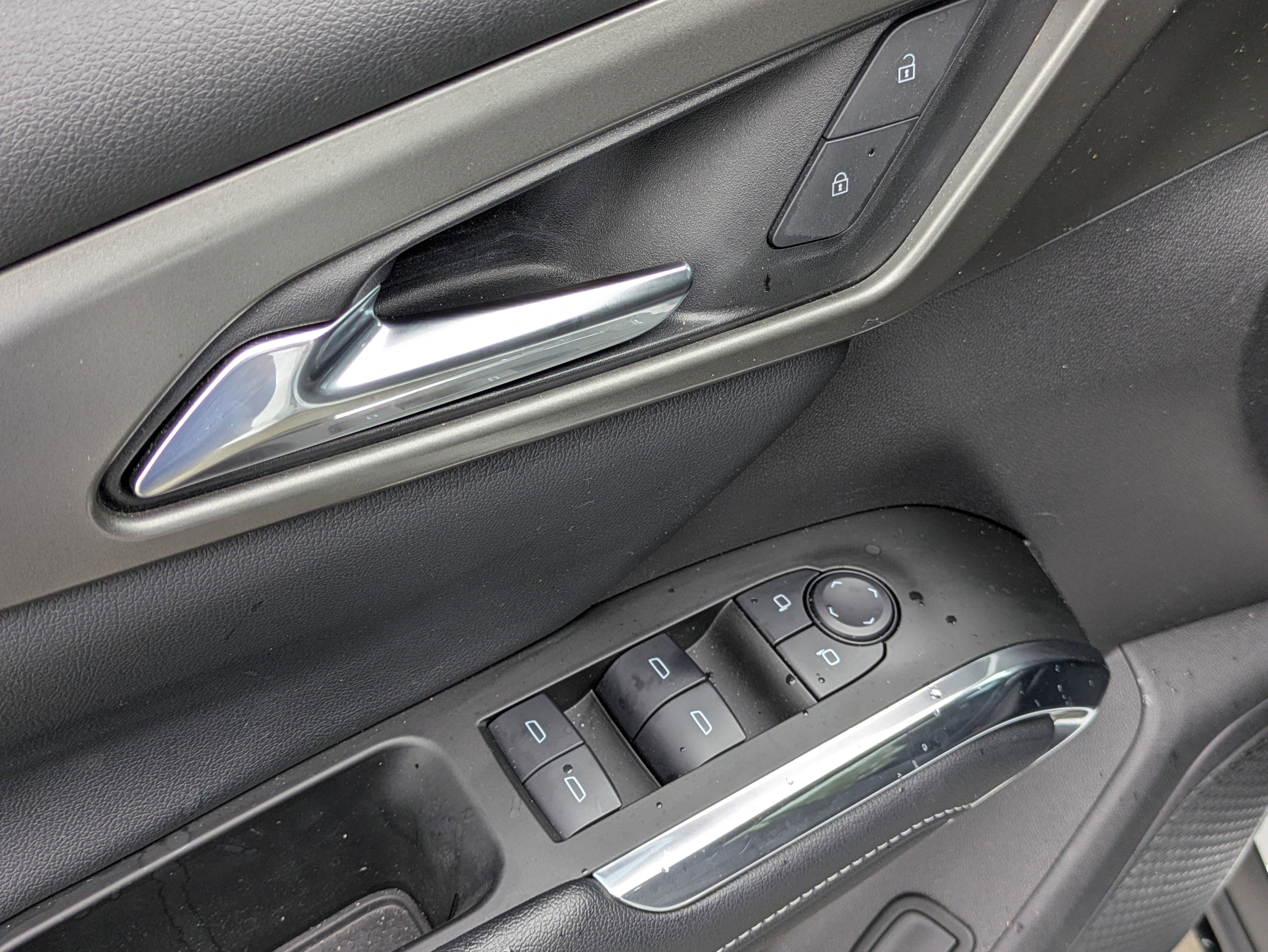 Used 2024 Chevrolet Traverse LS FWD image 12