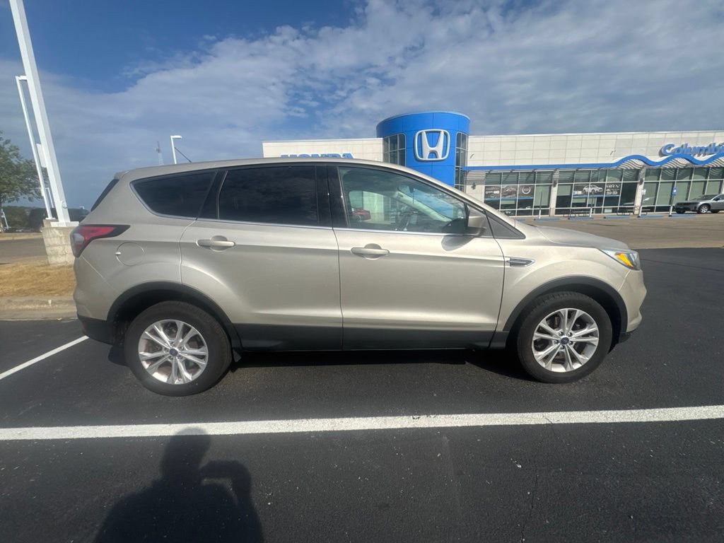 Used 2017 Ford Escape SE FWD video 3