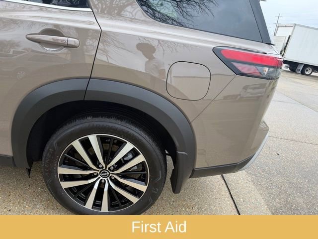 Used 2025 Nissan Pathfinder Platinum image 16