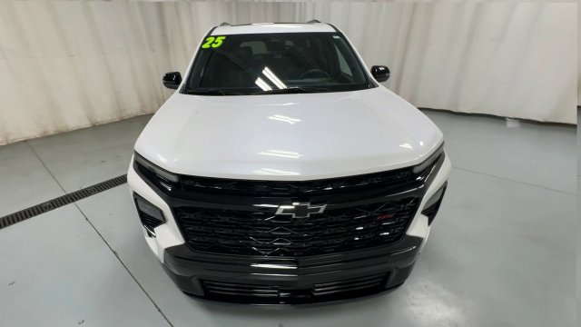 Used 2025 Chevrolet Traverse RS FWD image 3