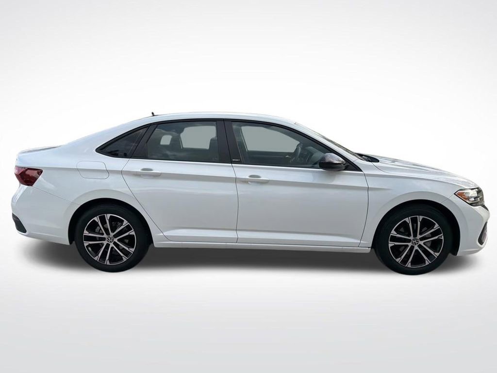 Used 2023 Volkswagen Jetta Sport image 4