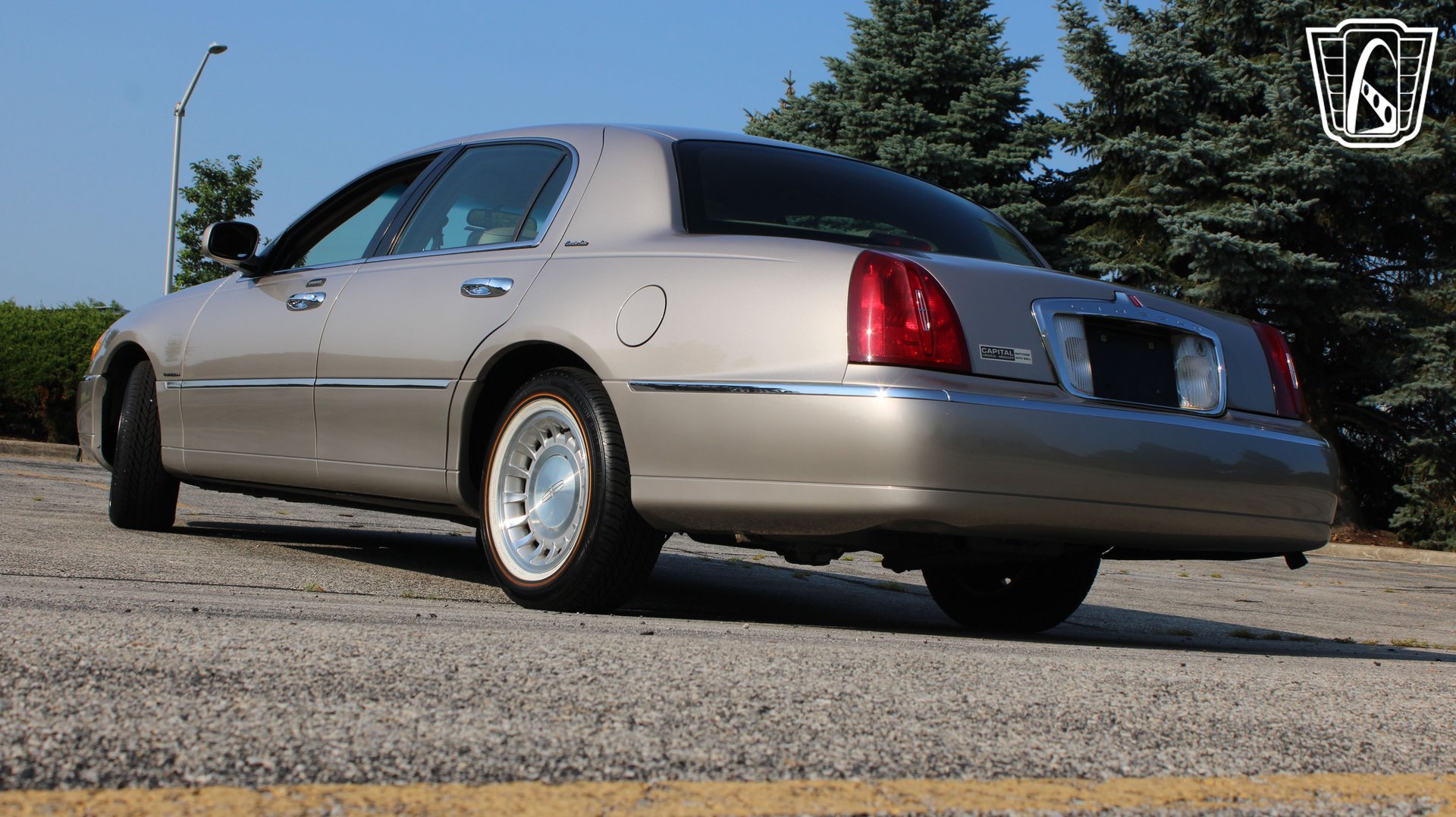 Used 2002 Lincoln Town Car Executive RWD image 25