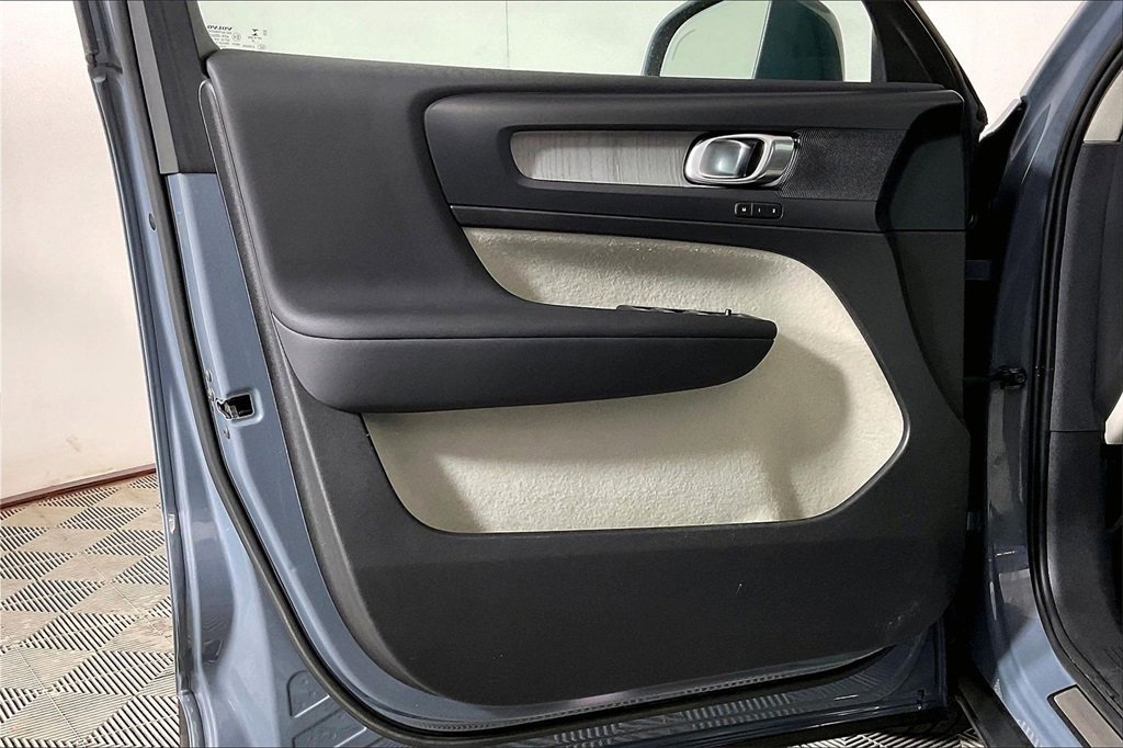 Used 2023 Volvo XC40 B4 Plus w/ Driver Assist Package image 22