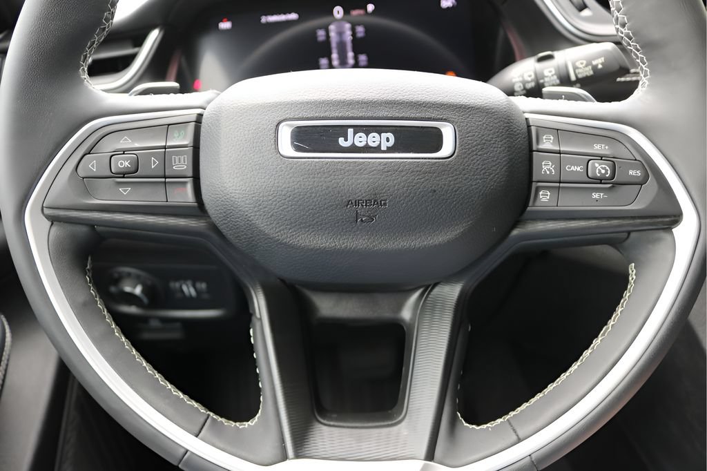 Used 2023 Jeep Grand Cherokee Altitude AWD/4WD image 22