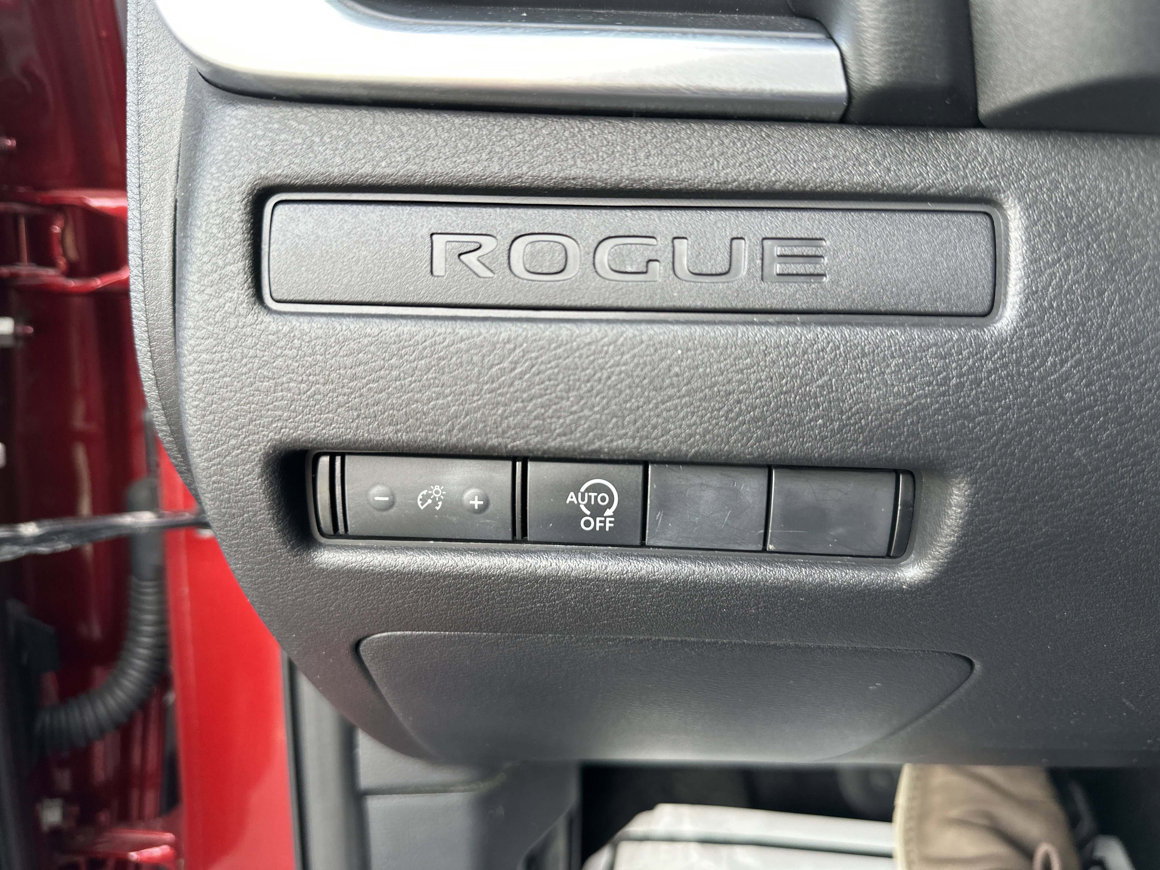 Used 2023 Nissan Rogue S image 28