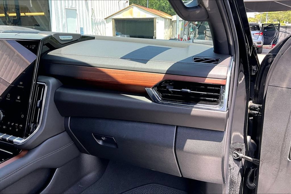 Used 2026 GMC Yukon Denali AWD/4WD image 25