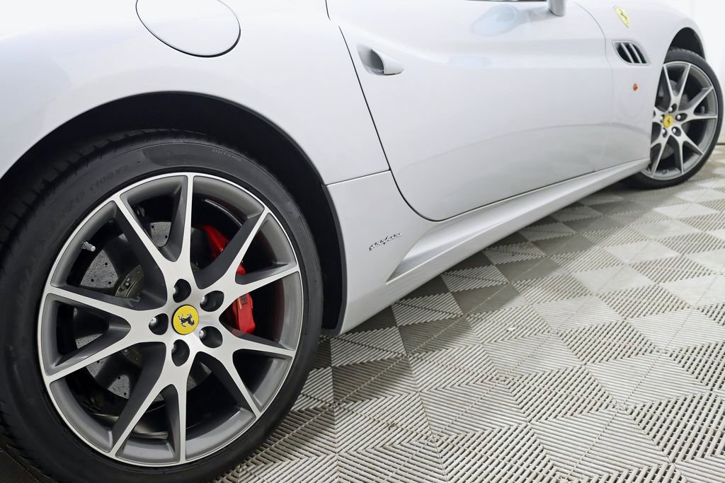 Used 2010 Ferrari California RWD image 13