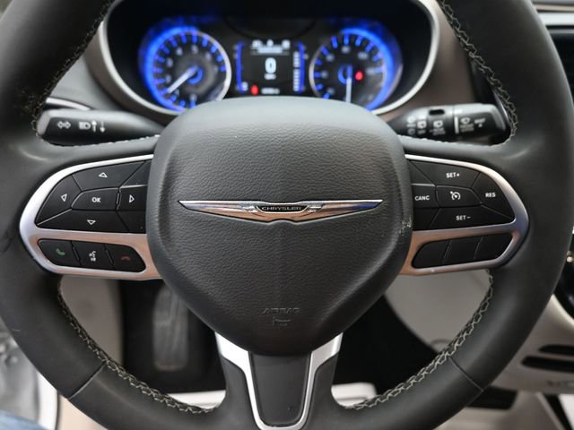 Used 2022 Chrysler Voyager LX image 16