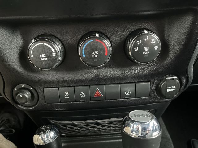 Used 2016 Jeep Wrangler Sahara w/ Connectivity Group AWD/4WD image 18