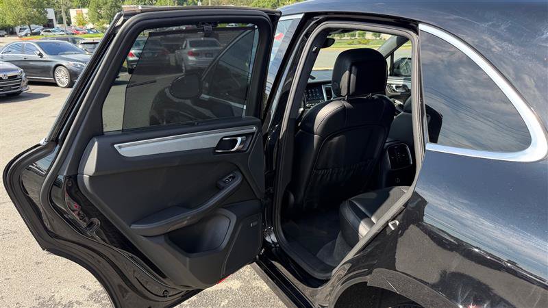 Used 2018 Porsche Macan Turbo AWD/4WD image 47