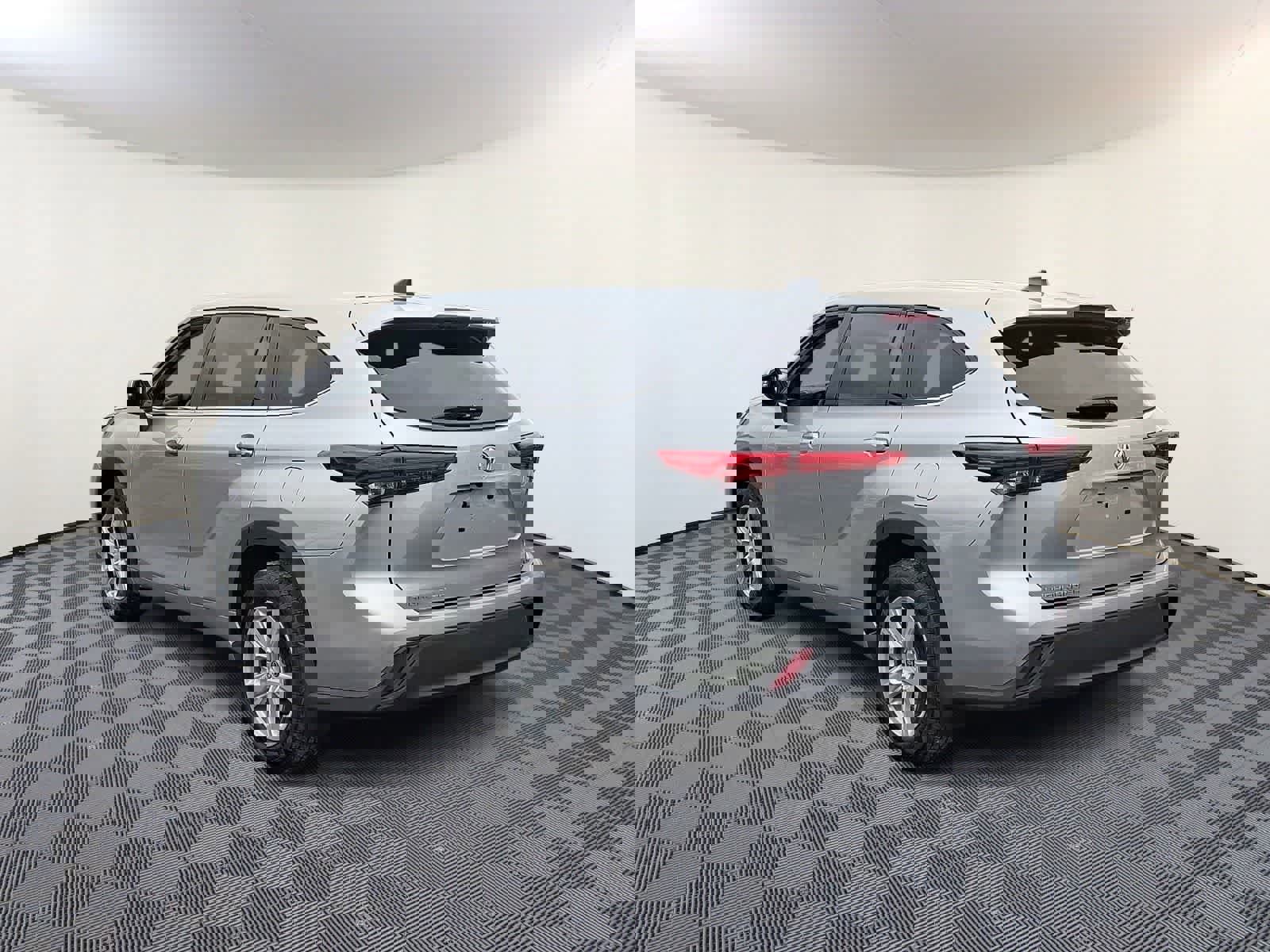 Used 2023 Toyota Highlander LE image 8