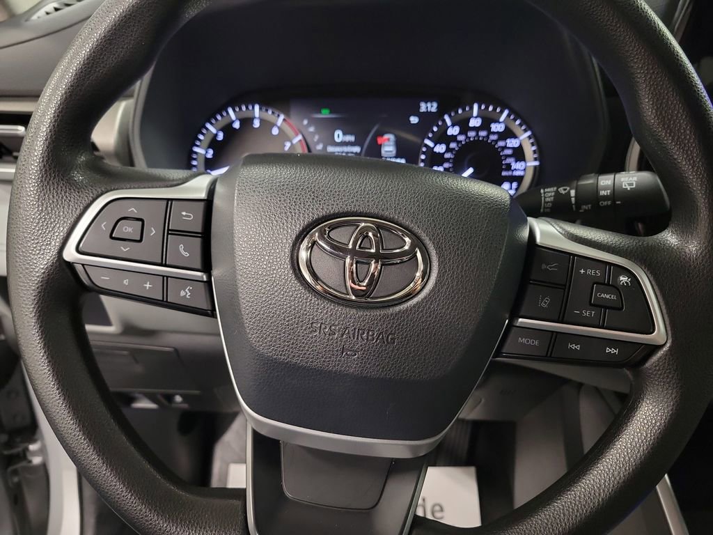 Used 2023 Toyota Highlander L image 18