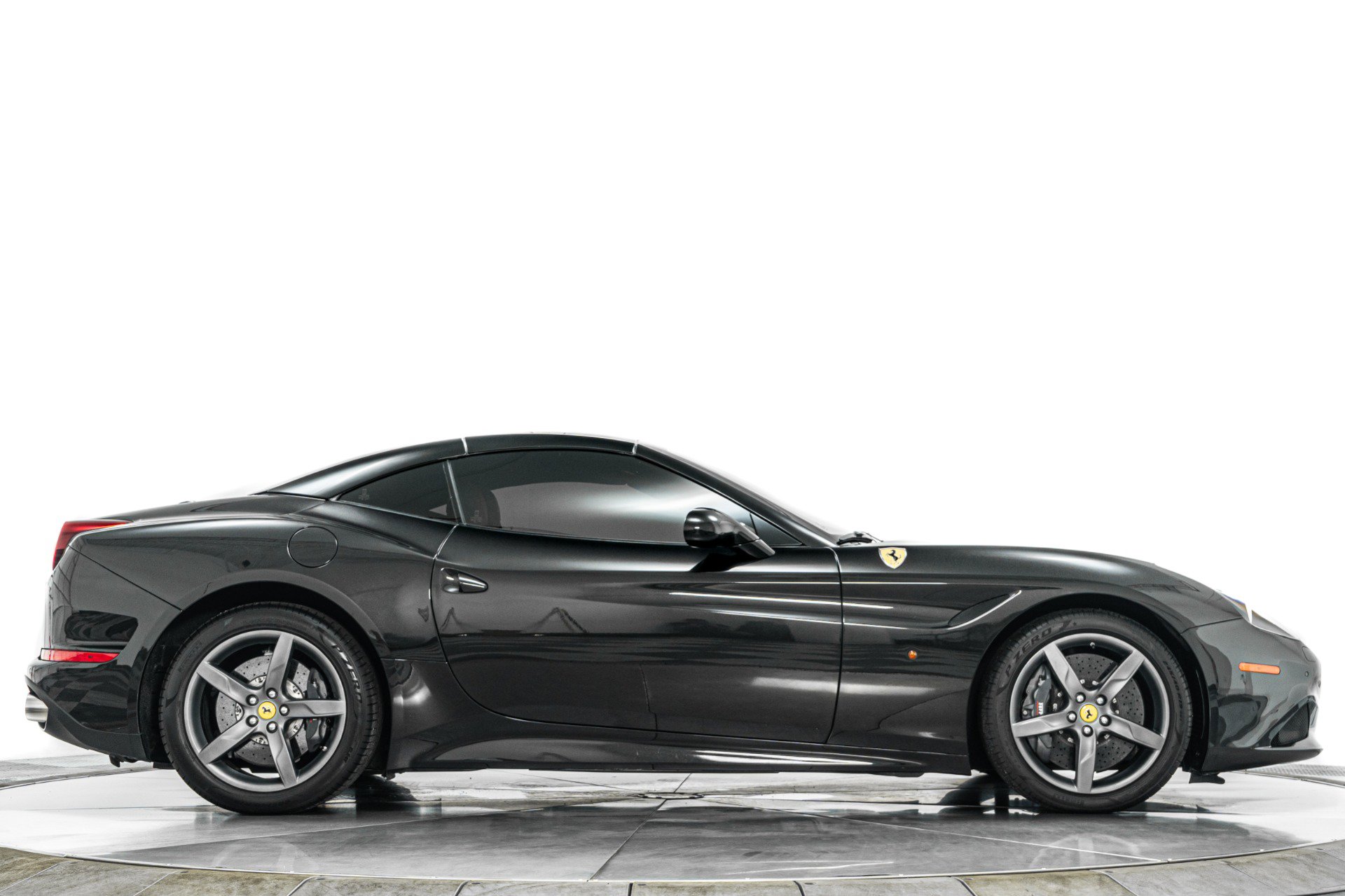 Used 2015 Ferrari California T RWD image 18